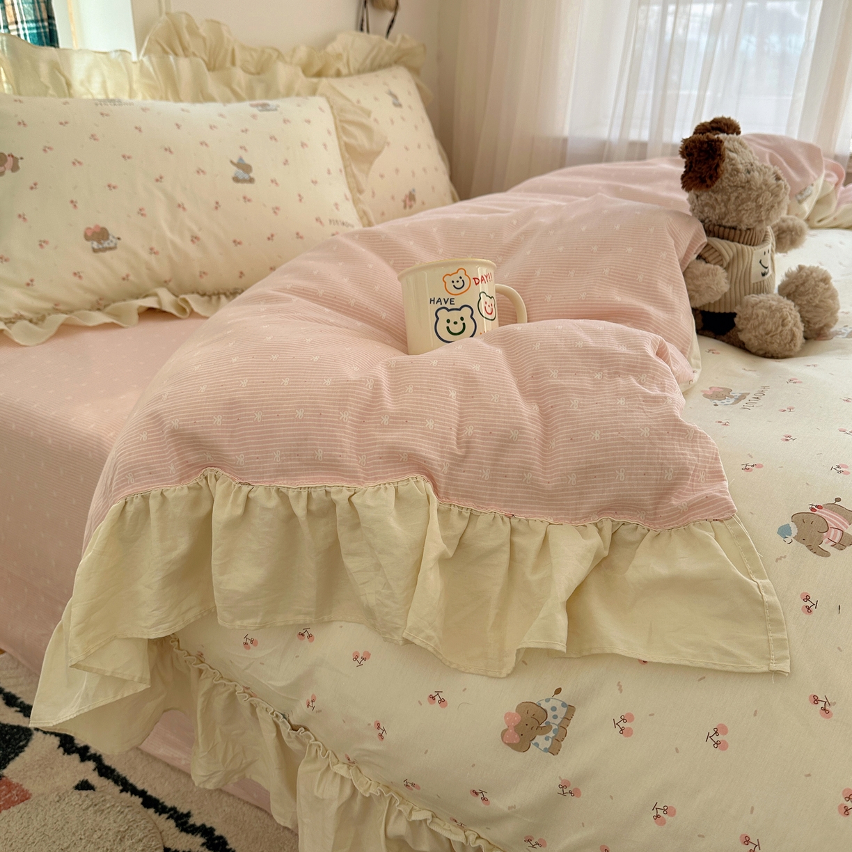 91家纺网 家纺一手货源 找家纺 瑞莱 2026春夏新款全棉纯棉印花韩系卡通花边四件套 樱桃小象