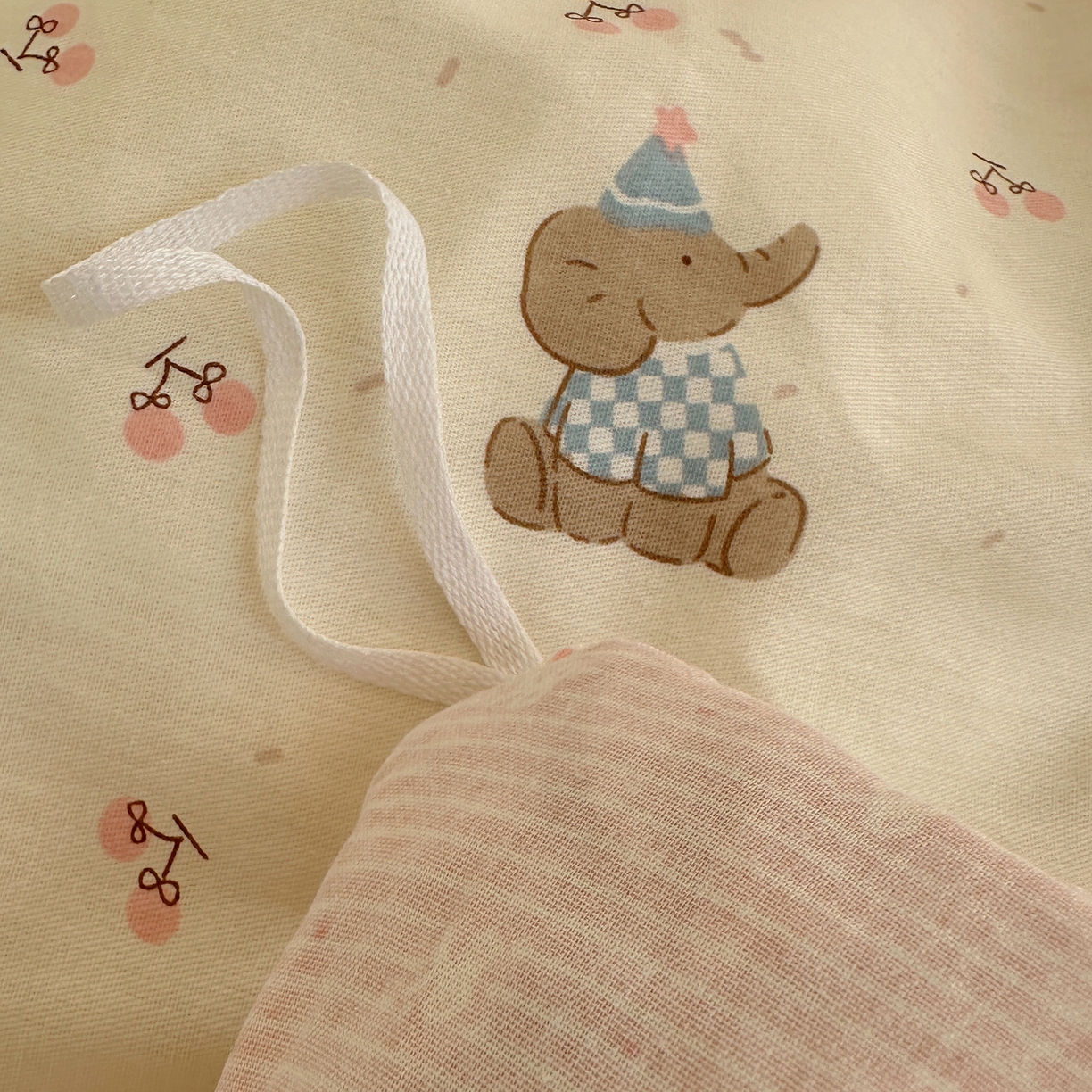 91家纺网 家纺一手货源 找家纺 瑞莱 2026春夏新款全棉纯棉印花韩系卡通花边四件套 樱桃小象