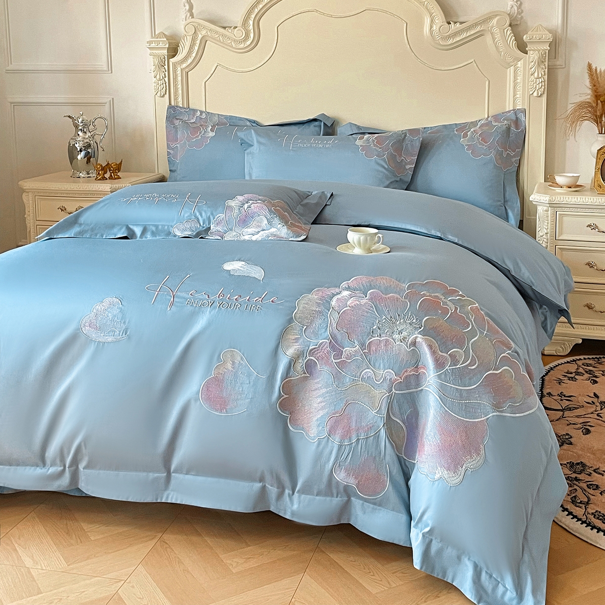 91家纺网 家纺一手货源 找家纺 置顶家纺 2026春夏新款130克磨毛花间集刺绣小清新四件套-风格二 花间集-天空蓝