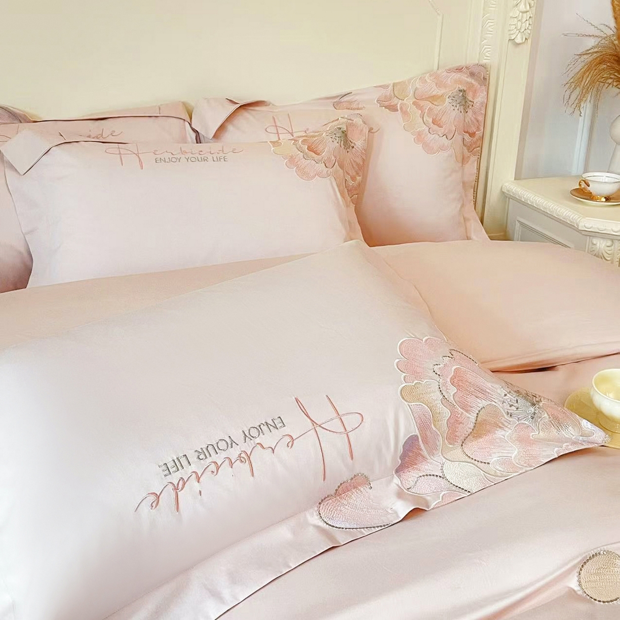 91家纺网 家纺一手货源 找家纺 置顶家纺 2026春夏新款130克磨毛花间集刺绣小清新四件套-风格二 花间集-粉