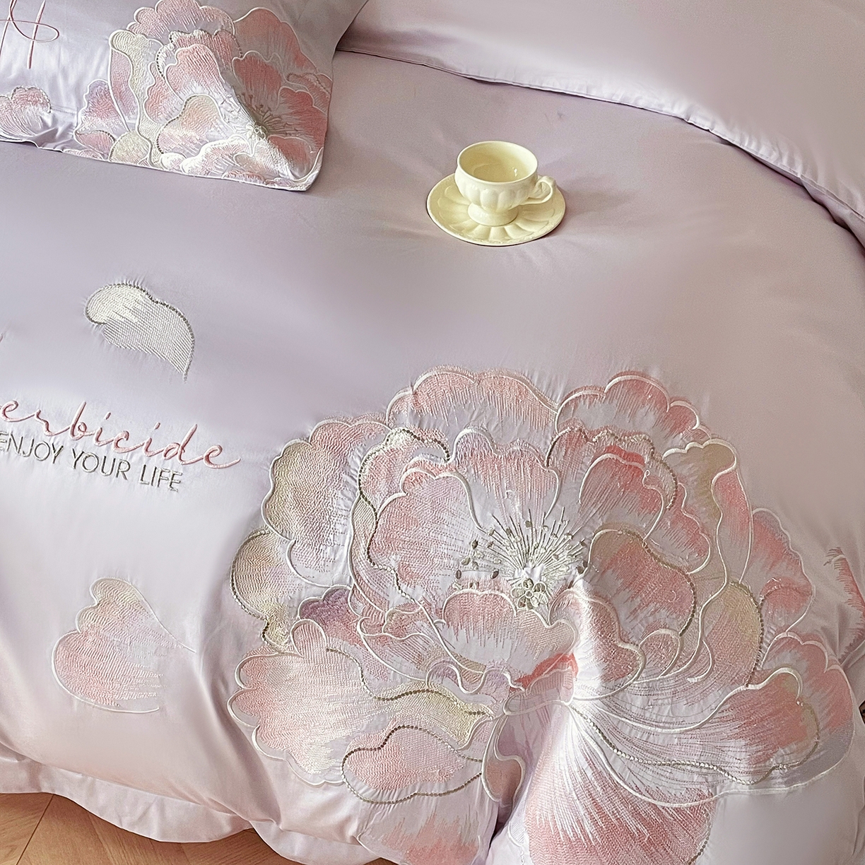 91家纺网 家纺一手货源 找家纺 置顶家纺 2026春夏新款130克磨毛花间集刺绣小清新四件套-风格二 花间集-香芋紫