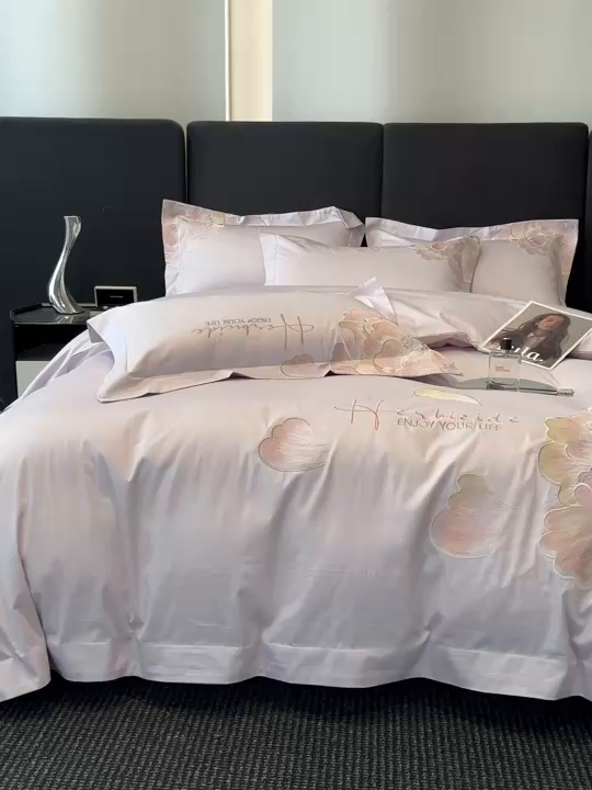 91家纺网 家纺一手货源 找家纺 置顶家纺 2026春夏新款130克磨毛花间集刺绣小清新四件套-风格一 花间集-香芋紫