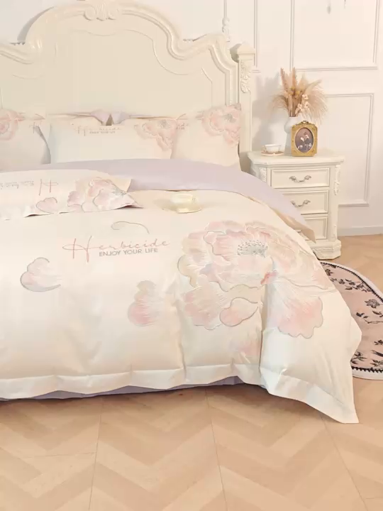 91家纺网 家纺一手货源 找家纺 置顶家纺 2026春夏新款130克磨毛花间集刺绣小清新四件套-风格二 花间集-白+香芋色