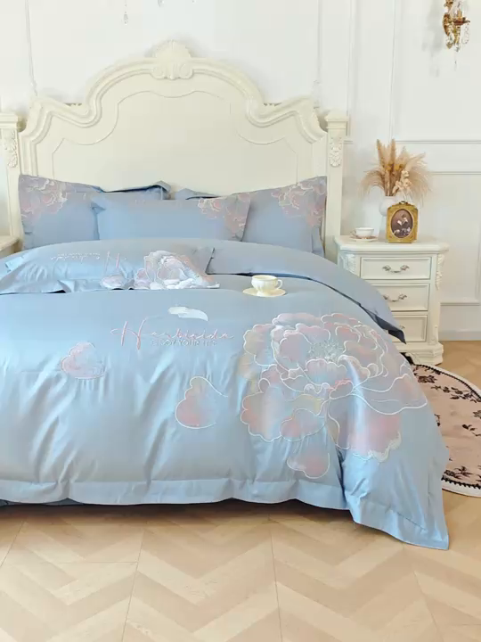 91家纺网 家纺一手货源 找家纺 置顶家纺 2026春夏新款130克磨毛花间集刺绣小清新四件套-风格二 花间集-天空蓝