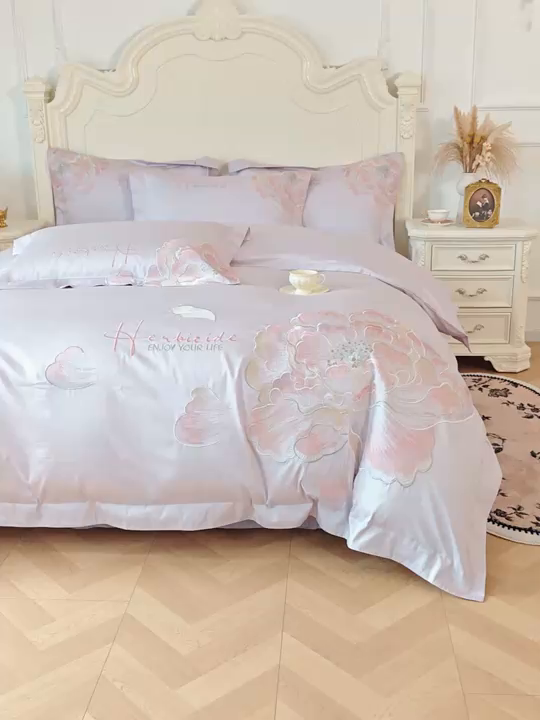 91家纺网 家纺一手货源 找家纺 置顶家纺 2026春夏新款130克磨毛花间集刺绣小清新四件套-风格二 花间集-香芋紫