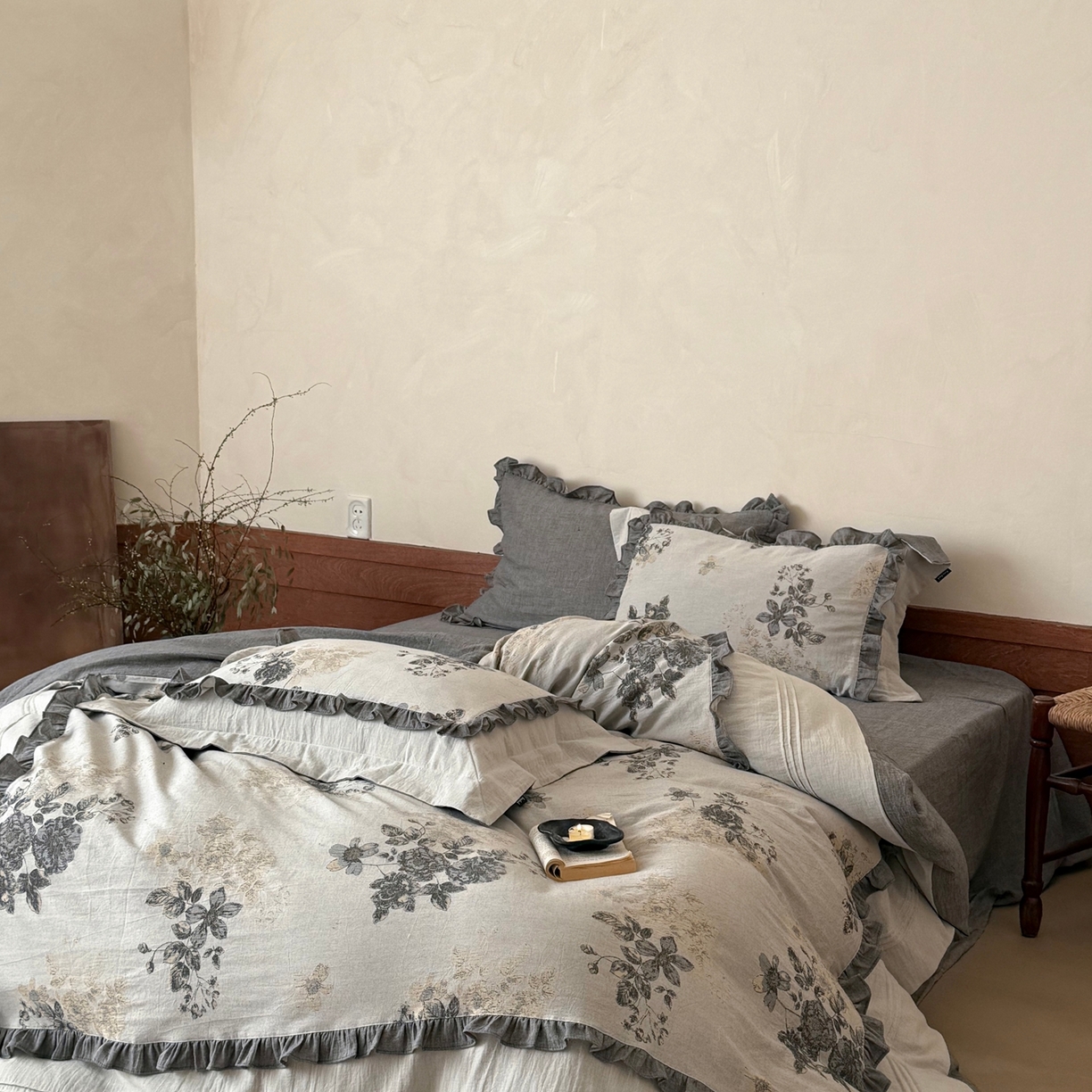 91家纺网 家纺一手货源 找家纺 佳汐蓝家纺 2026春夏新款全棉纯棉复古大提花皱皱双层纱四件套-十里蔷薇 控价：卷后不低于398 十里蔷薇-灰色