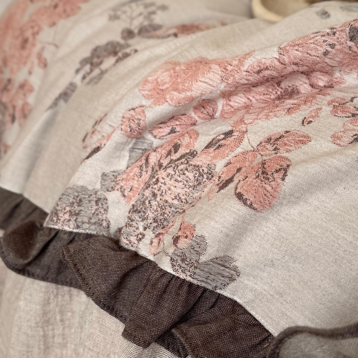 91家纺网 家纺一手货源 找家纺 佳汐蓝家纺 2026春夏新款全棉纯棉复古大提花皱皱双层纱四件套-十里蔷薇 控价：卷后不低于398 十里蔷薇-暖咖