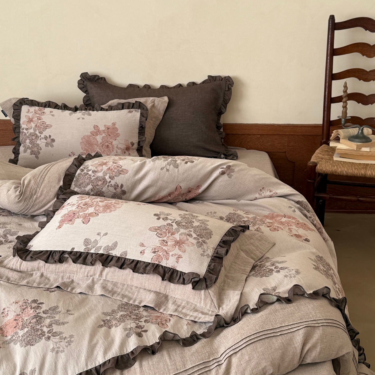 91家纺网 家纺一手货源 找家纺 佳汐蓝家纺 2026春夏新款全棉纯棉复古大提花皱皱双层纱四件套-十里蔷薇 控价：卷后不低于398 十里蔷薇-暖咖