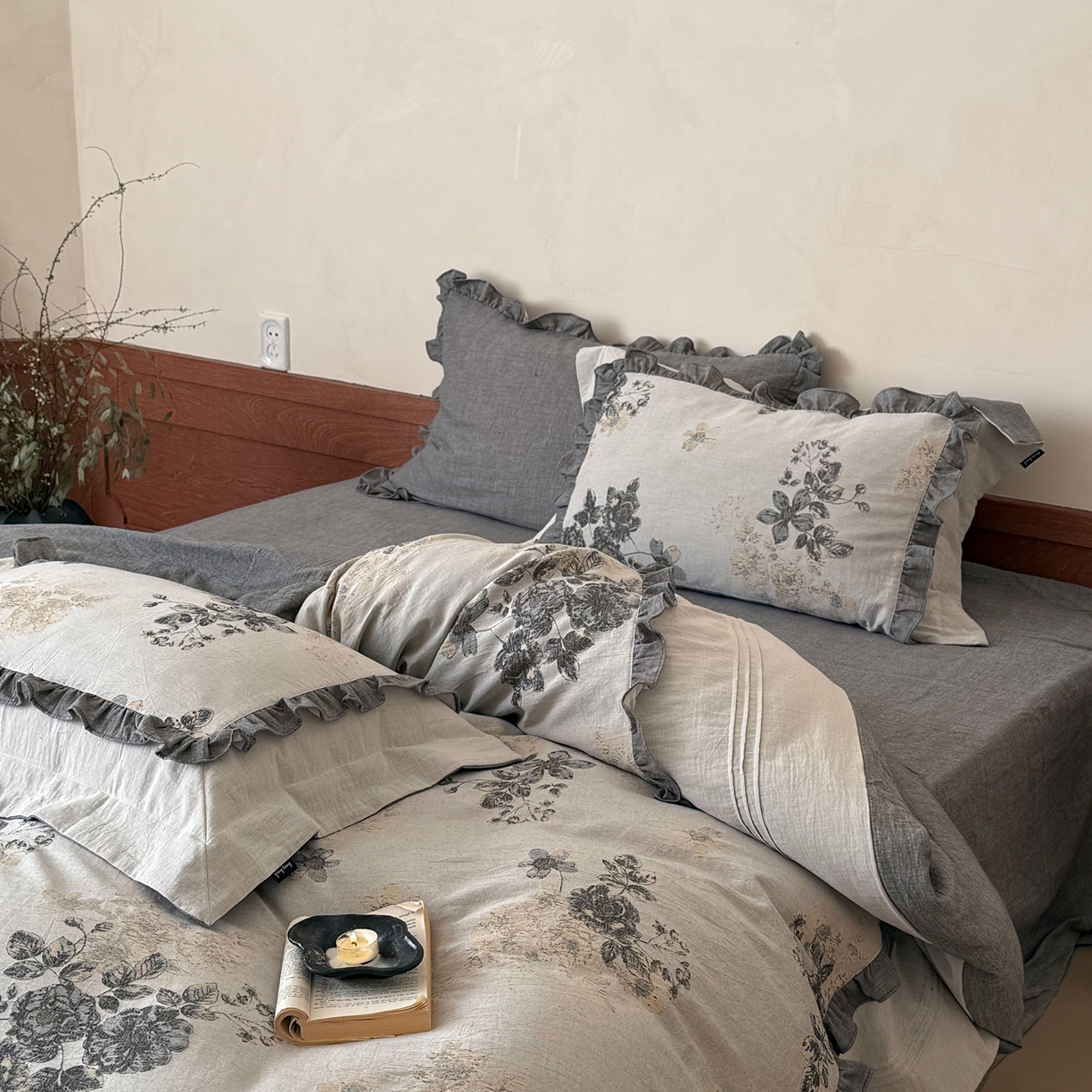 91家纺网 家纺一手货源 找家纺 佳汐蓝家纺 2026春夏新款全棉纯棉复古大提花皱皱双层纱四件套-十里蔷薇 控价：卷后不低于398 十里蔷薇-灰色