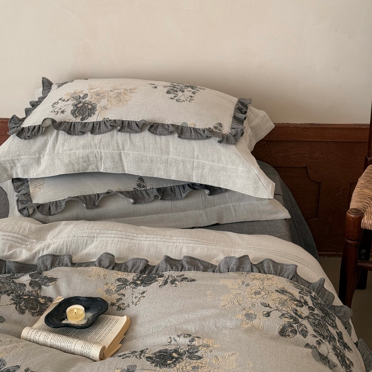 91家纺网 家纺一手货源 找家纺 佳汐蓝家纺 2026春夏新款全棉纯棉复古大提花皱皱双层纱四件套-十里蔷薇 控价：卷后不低于398 十里蔷薇-灰色