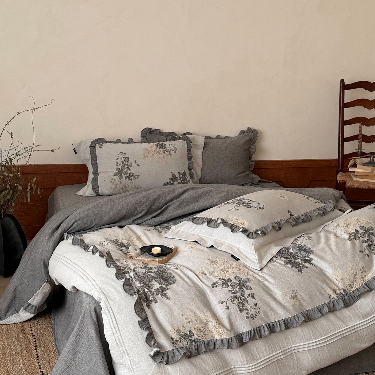 91家纺网 家纺一手货源 找家纺 佳汐蓝家纺 2026春夏新款全棉纯棉复古大提花皱皱双层纱四件套-十里蔷薇 控价：卷后不低于398 十里蔷薇-灰色