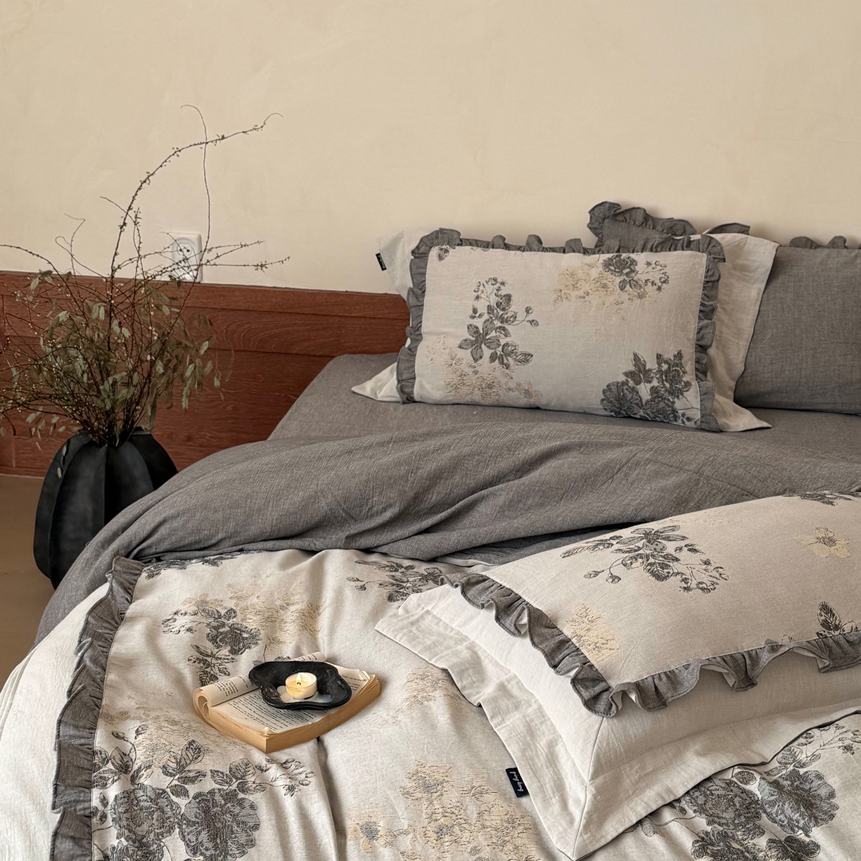 91家纺网 家纺一手货源 找家纺 佳汐蓝家纺 2026春夏新款全棉纯棉复古大提花皱皱双层纱四件套-十里蔷薇 控价：卷后不低于398 十里蔷薇-灰色