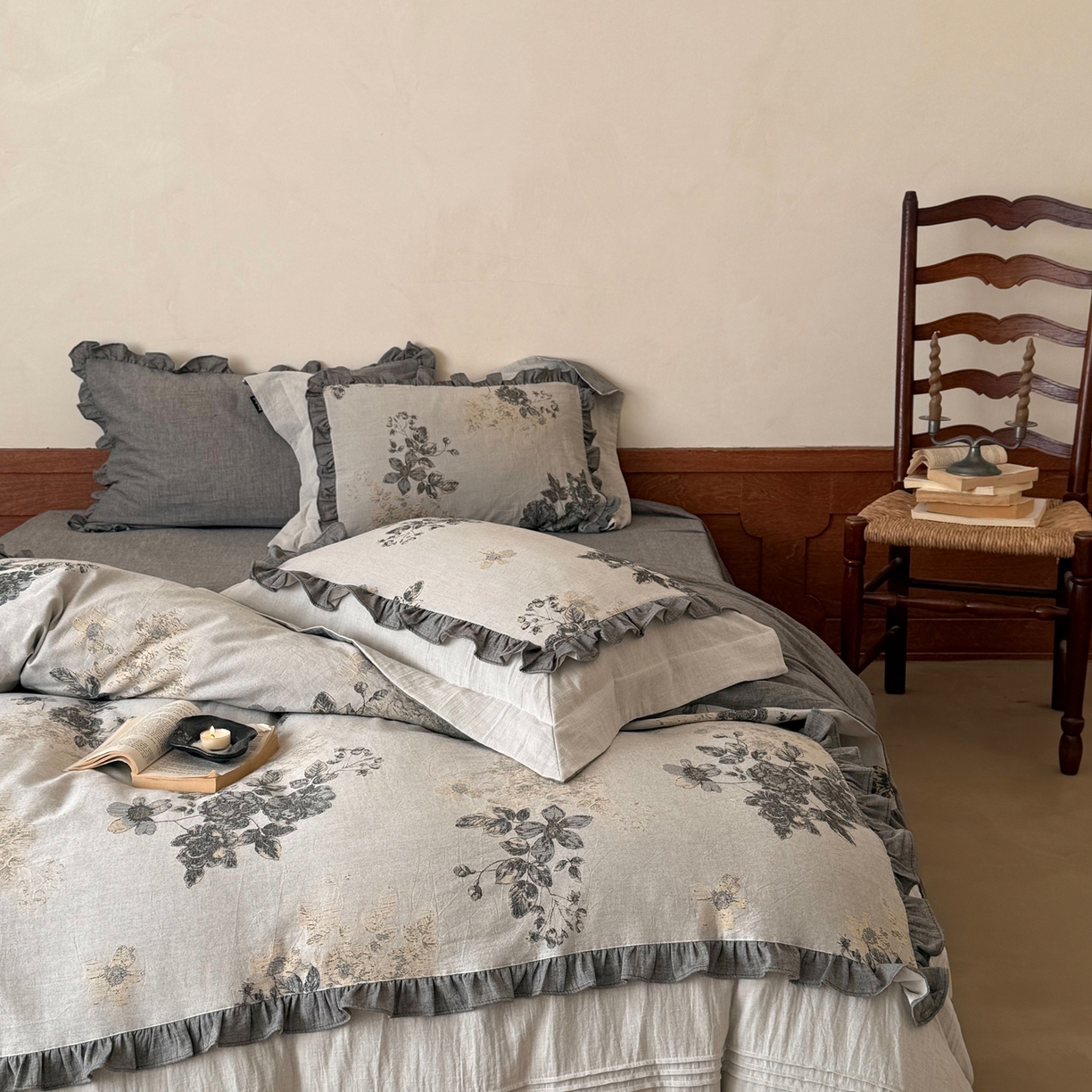 91家纺网 家纺一手货源 找家纺 佳汐蓝家纺 2026春夏新款全棉纯棉复古大提花皱皱双层纱四件套-十里蔷薇 控价：卷后不低于398 十里蔷薇-灰色