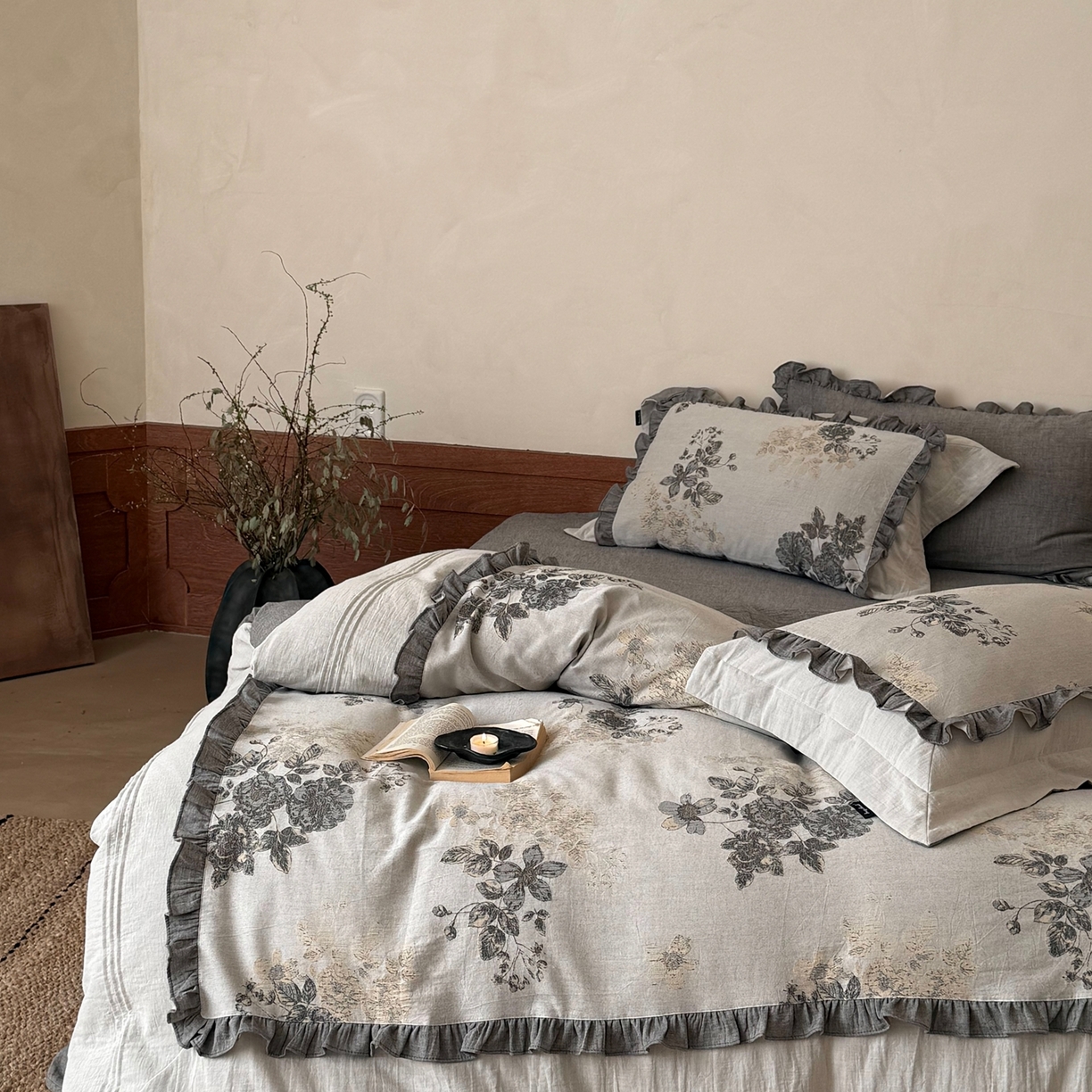 91家纺网 家纺一手货源 找家纺 佳汐蓝家纺 2026春夏新款全棉纯棉复古大提花皱皱双层纱四件套-十里蔷薇 控价：卷后不低于398 十里蔷薇-灰色