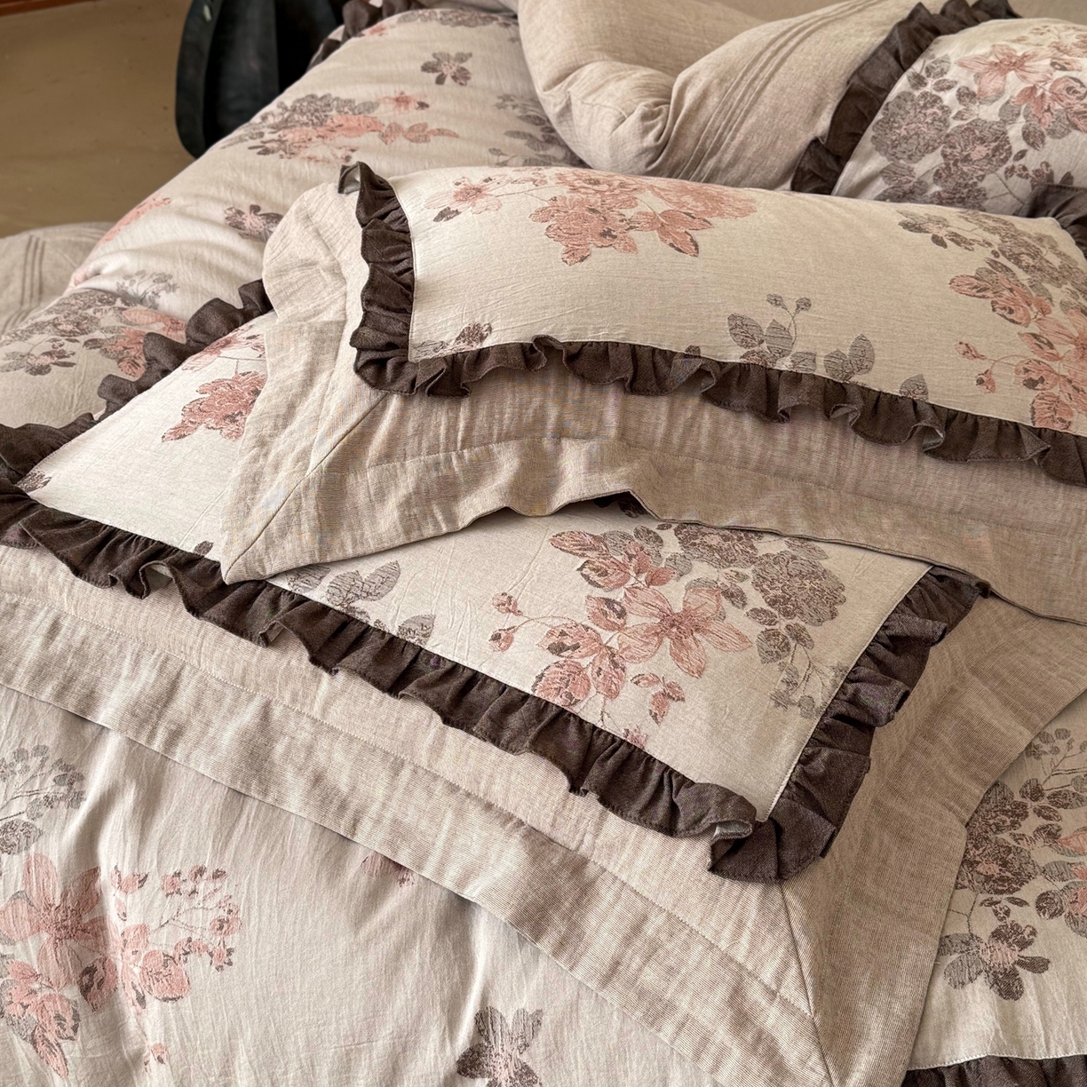 91家纺网 家纺一手货源 找家纺 佳汐蓝家纺 2026春夏新款全棉纯棉复古大提花皱皱双层纱四件套-十里蔷薇 控价：卷后不低于398 十里蔷薇-暖咖