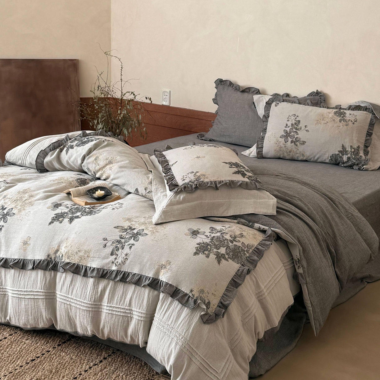 91家纺网 家纺一手货源 找家纺 佳汐蓝家纺 2026春夏新款全棉纯棉复古大提花皱皱双层纱四件套-十里蔷薇 控价：卷后不低于398 十里蔷薇-灰色