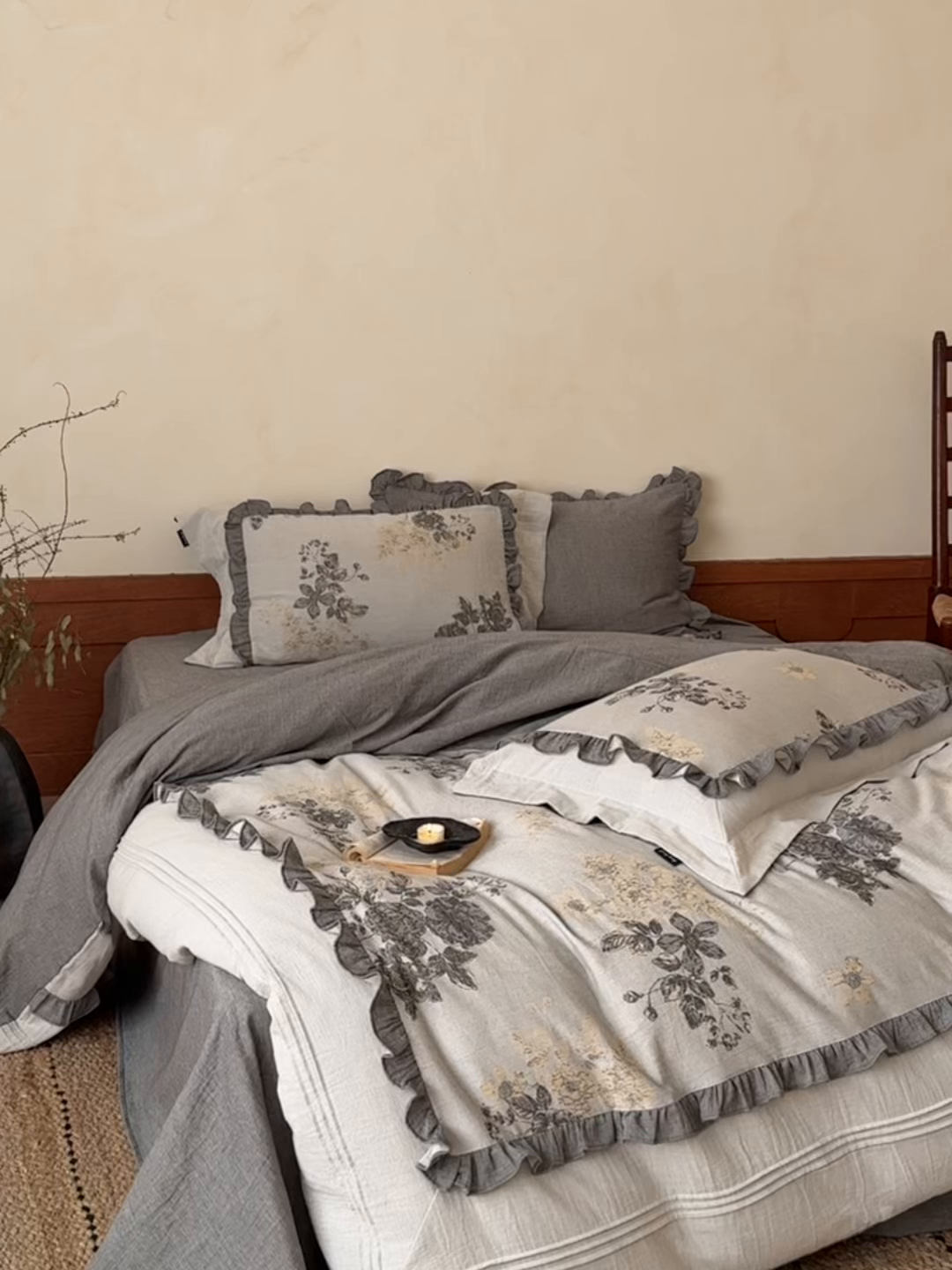 91家纺网 家纺一手货源 找家纺 佳汐蓝家纺 2026春夏新款全棉纯棉复古大提花皱皱双层纱四件套-十里蔷薇 控价：卷后不低于398 十里蔷薇-灰色