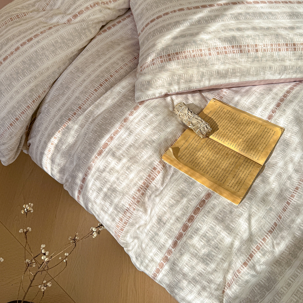 91家纺网 家纺一手货源 找家纺 竹合家纺 2026春夏新品色织棉麻棉纱系列皱皱纱四件套 极简条纹