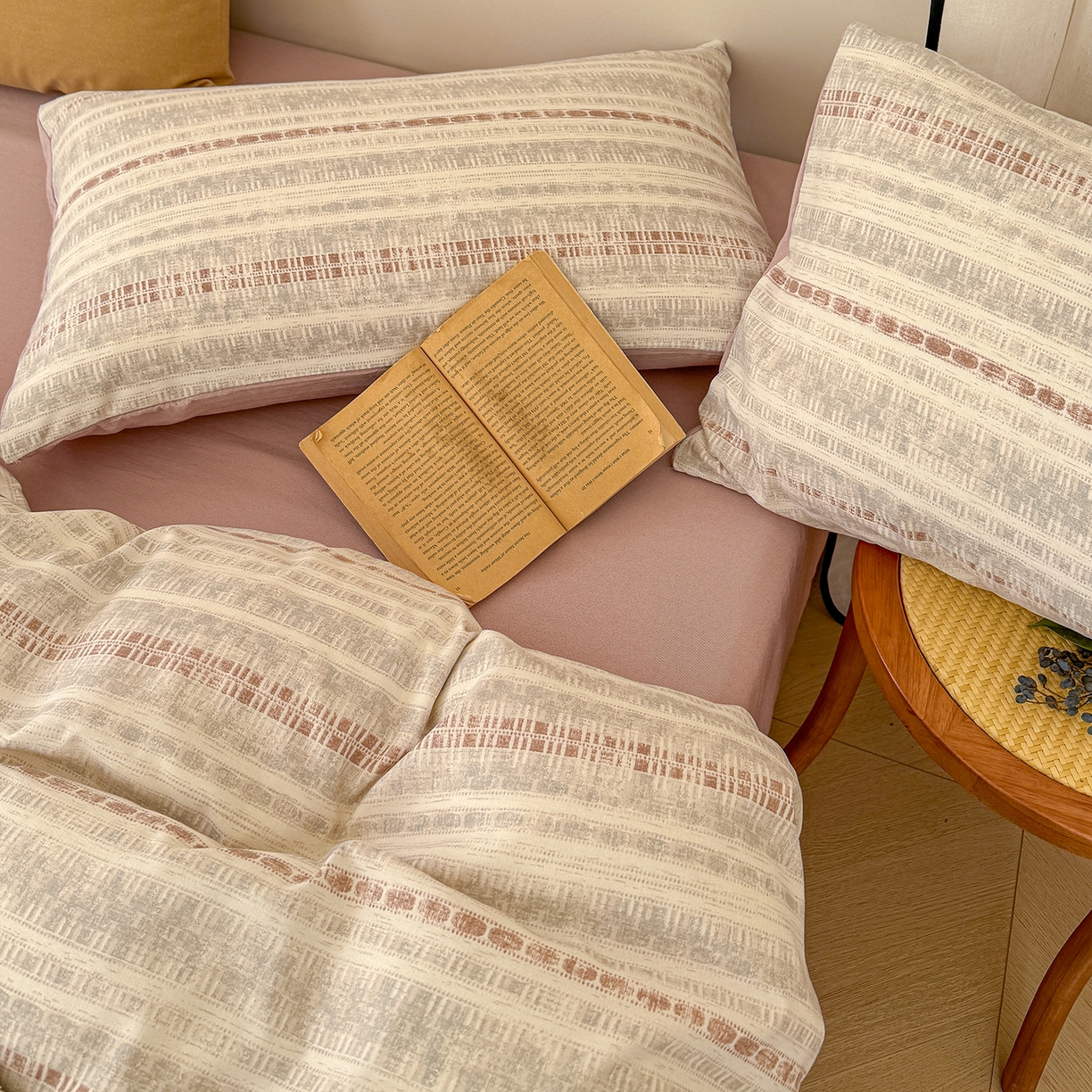 91家纺网 家纺一手货源 找家纺 竹合家纺 2026春夏新品色织棉麻棉纱系列皱皱纱四件套 极简条纹