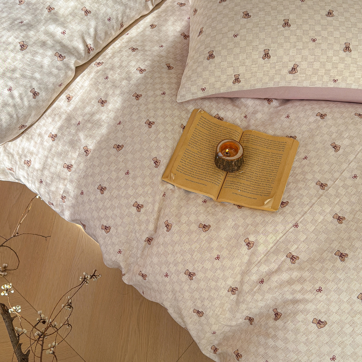 91家纺网 家纺一手货源 找家纺 竹合家纺 2026春夏新品色织棉麻棉纱系列皱皱纱四件套 棋盘格小熊