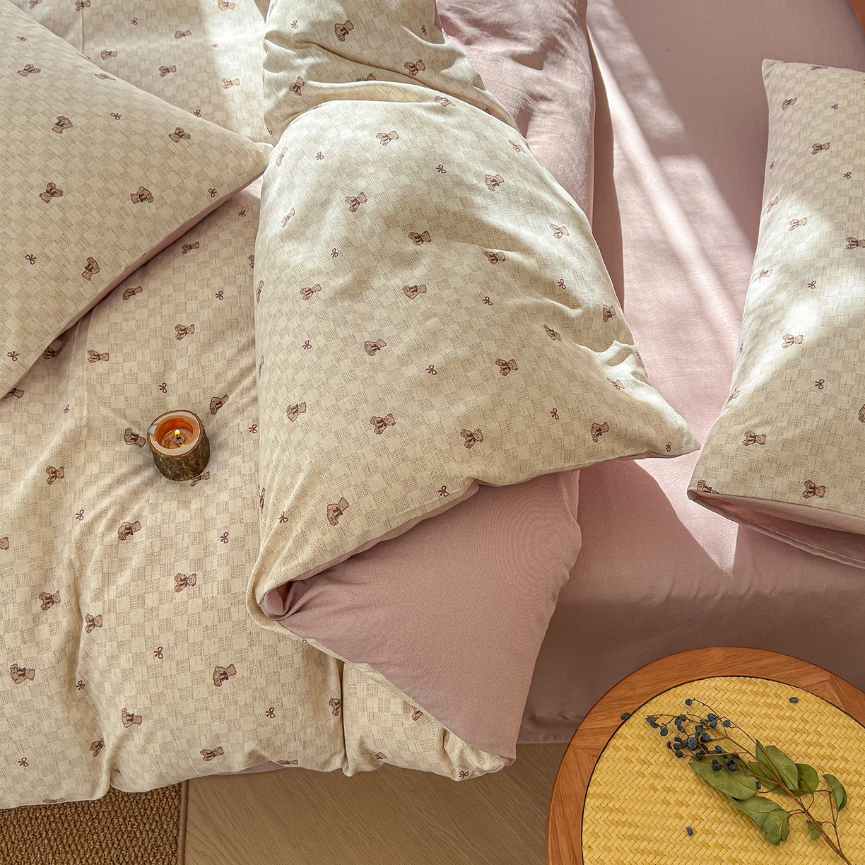 91家纺网 家纺一手货源 找家纺 竹合家纺 2026春夏新品色织棉麻棉纱系列皱皱纱四件套 棋盘格小熊