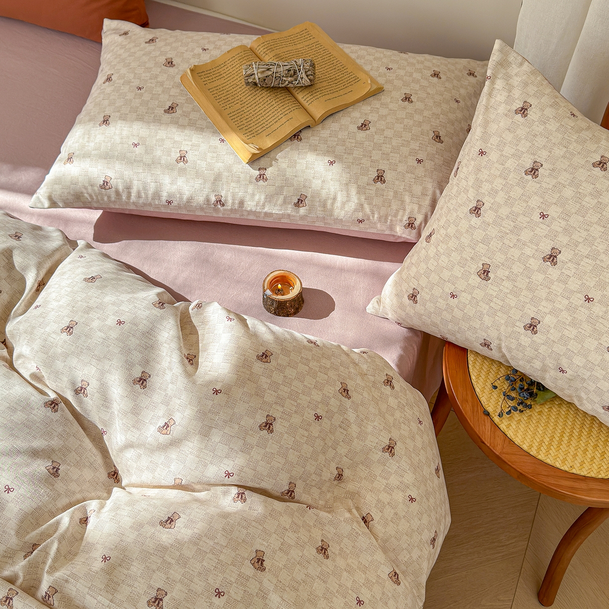 91家纺网 家纺一手货源 找家纺 竹合家纺 2026春夏新品色织棉麻棉纱系列皱皱纱四件套 棋盘格小熊