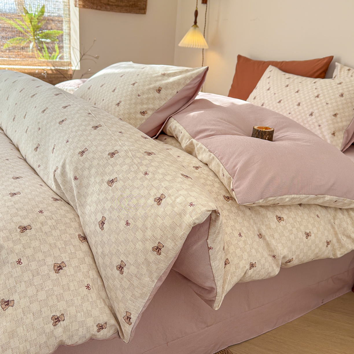 91家纺网 家纺一手货源 找家纺 竹合家纺 2026春夏新品色织棉麻棉纱系列皱皱纱四件套 棋盘格小熊