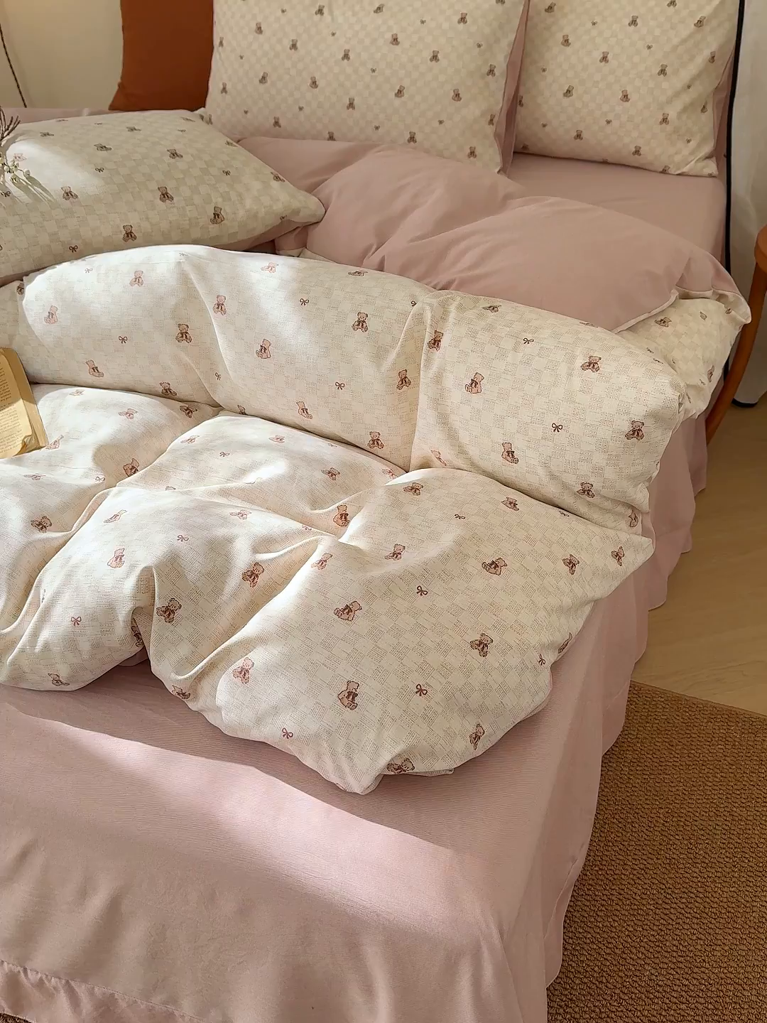 91家纺网 家纺一手货源 找家纺 竹合家纺 2026春夏新品色织棉麻棉纱系列皱皱纱四件套 棋盘格小熊