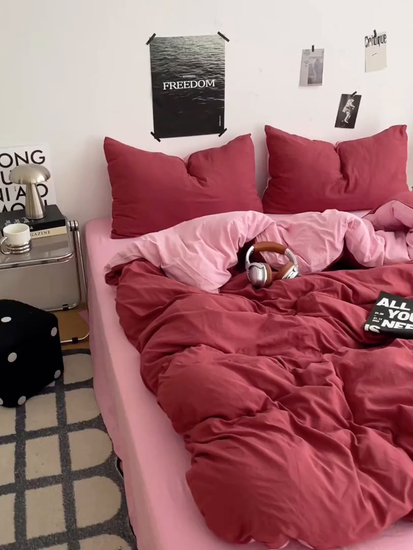 91家纺网 家纺一手货源 找家纺 卡斯诺家纺馆 2026新款水洗棉纯色双拼四件套（下载文件包含买家秀） 酒红浅粉