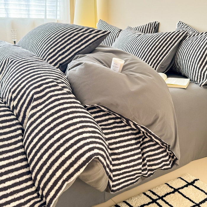 91家纺网 家纺一手货源 找家纺 女子家纺 2026新款40支斜纹全棉磨毛印花四件套 墨羽逸风