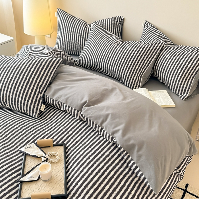 91家纺网 家纺一手货源 找家纺 女子家纺 2026新款40支斜纹全棉磨毛印花四件套 墨羽逸风