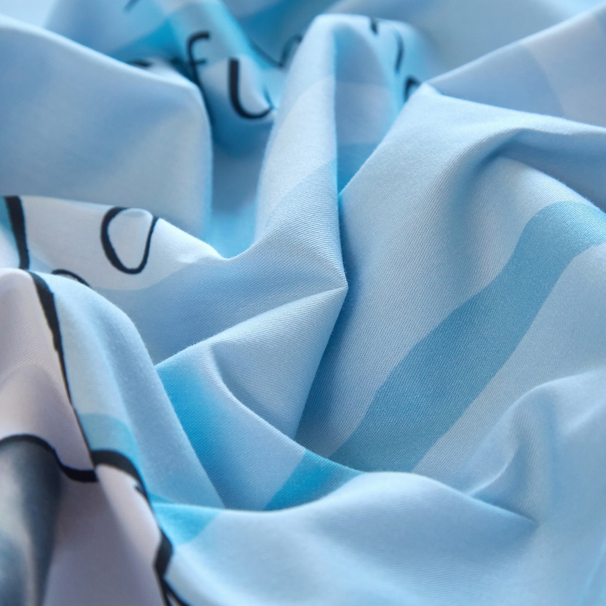 91家纺网 家纺一手货源 找家纺 蘭菲家纺 2026新款全棉大版鲨鱼猫套件-猫福系列四件套 珊迪出海-猫福系列