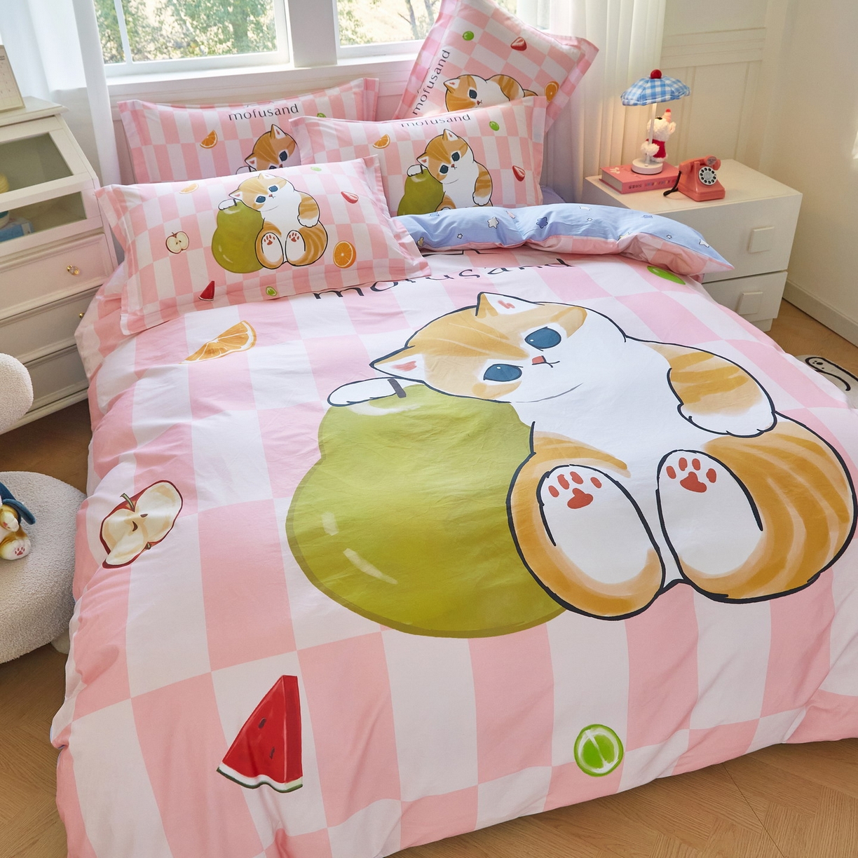 91家纺网 家纺一手货源 找家纺 蘭菲家纺 2026新款全棉大版鲨鱼猫套件-猫福系列四件套 水果珊迪-猫福.系列