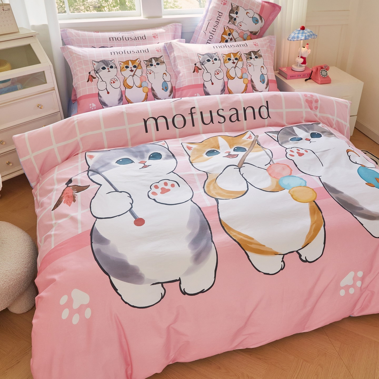 91家纺网 家纺一手货源 找家纺 蘭菲家纺 2026新款全棉大版鲨鱼猫套件-猫福系列四件套 珊迪逛街-猫福系列