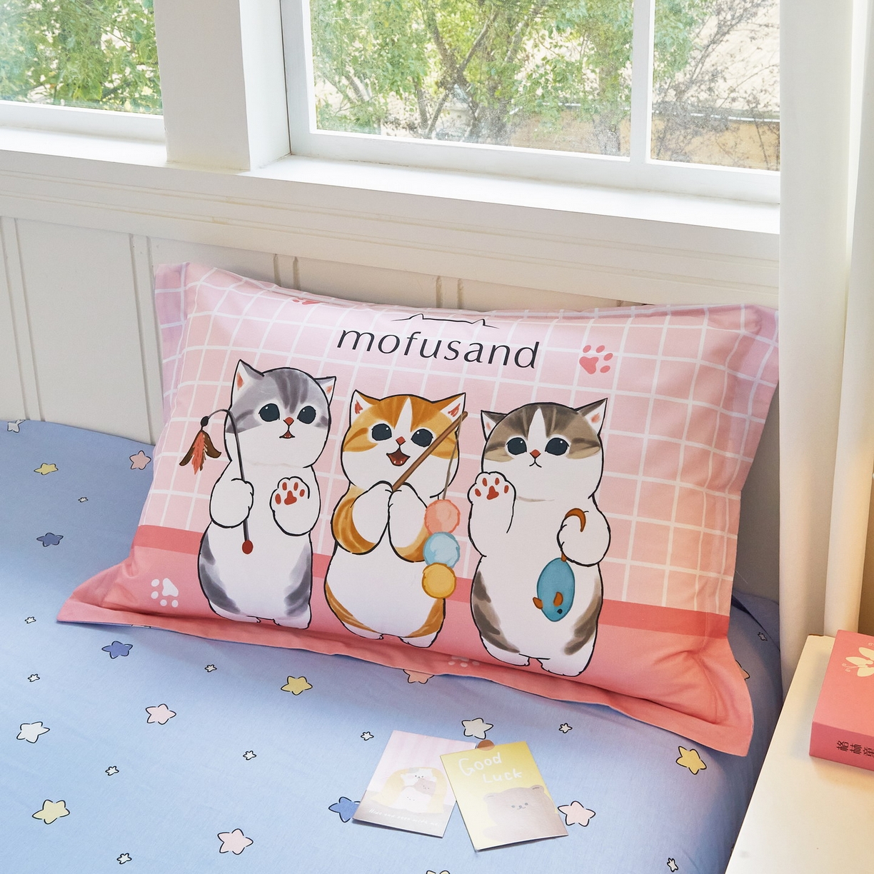 91家纺网 家纺一手货源 找家纺 蘭菲家纺 2026新款全棉大版鲨鱼猫套件-猫福系列四件套 珊迪逛街-猫福系列