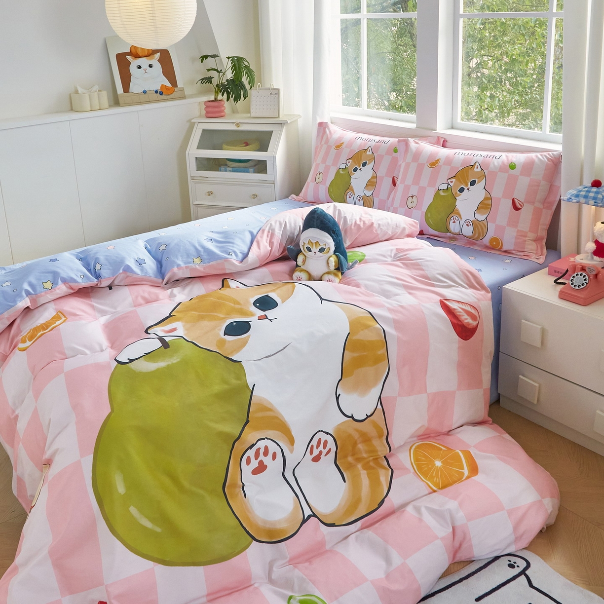 91家纺网 家纺一手货源 找家纺 蘭菲家纺 2026新款全棉大版鲨鱼猫套件-猫福系列四件套 水果珊迪-猫福.系列
