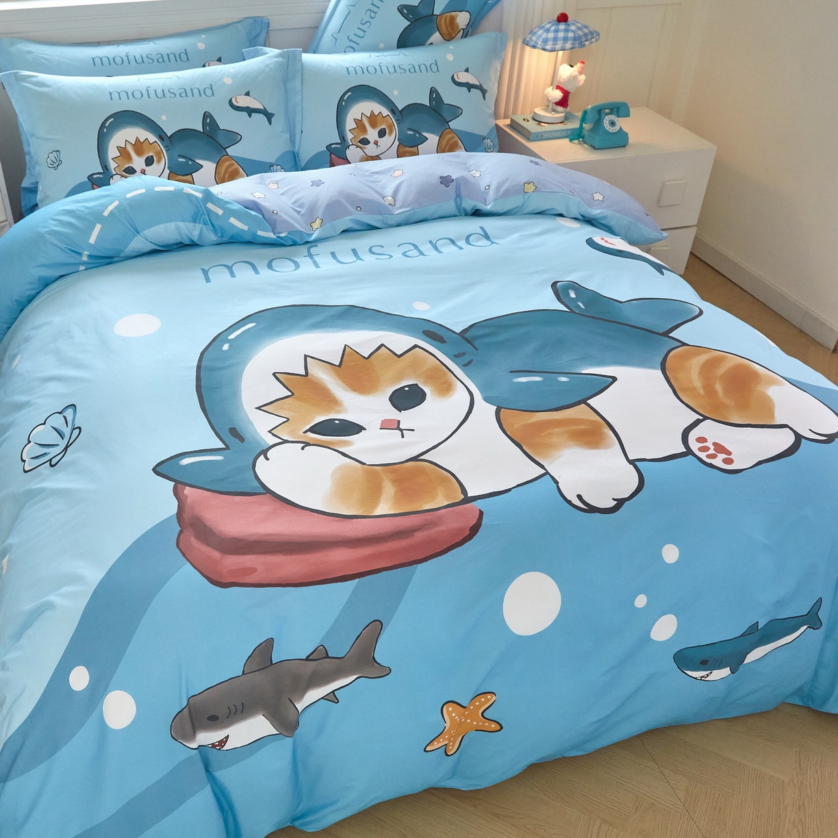 91家纺网 家纺一手货源 找家纺 蘭菲家纺 2026新款全棉大版鲨鱼猫套件-猫福系列四件套 珊迪沙滩季-猫福系列