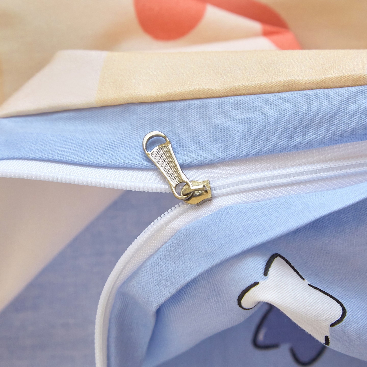 91家纺网 家纺一手货源 找家纺 蘭菲家纺 2026新款全棉大版鲨鱼猫套件-猫福系列四件套 珊迪熊-猫福系列