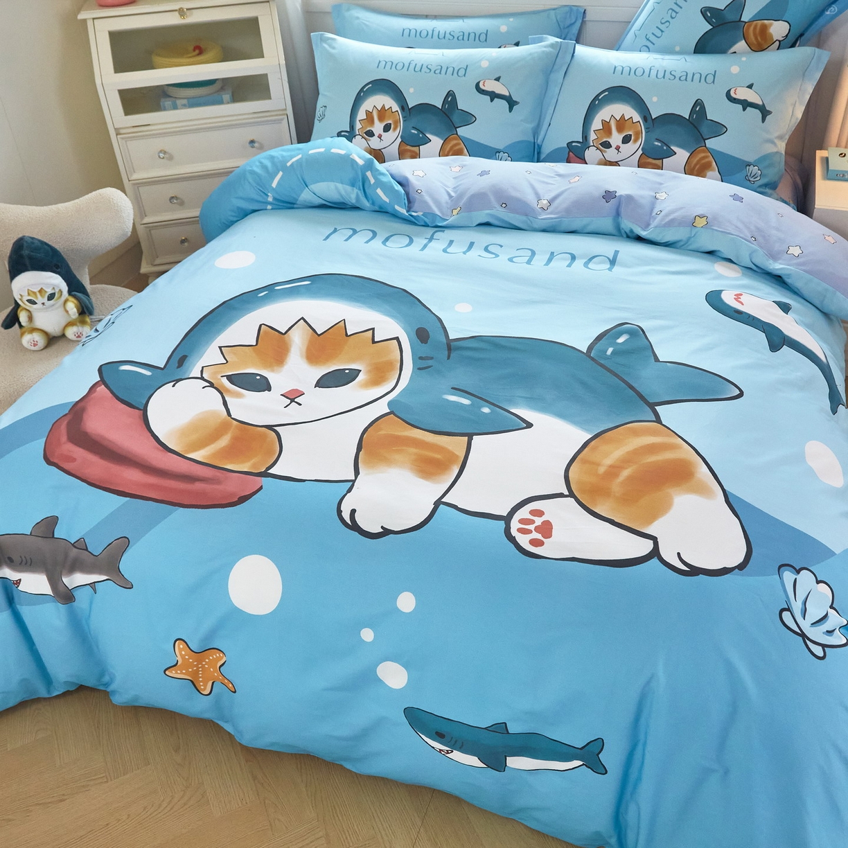 91家纺网 家纺一手货源 找家纺 蘭菲家纺 2026新款全棉大版鲨鱼猫套件-猫福系列四件套 珊迪沙滩季-猫福系列