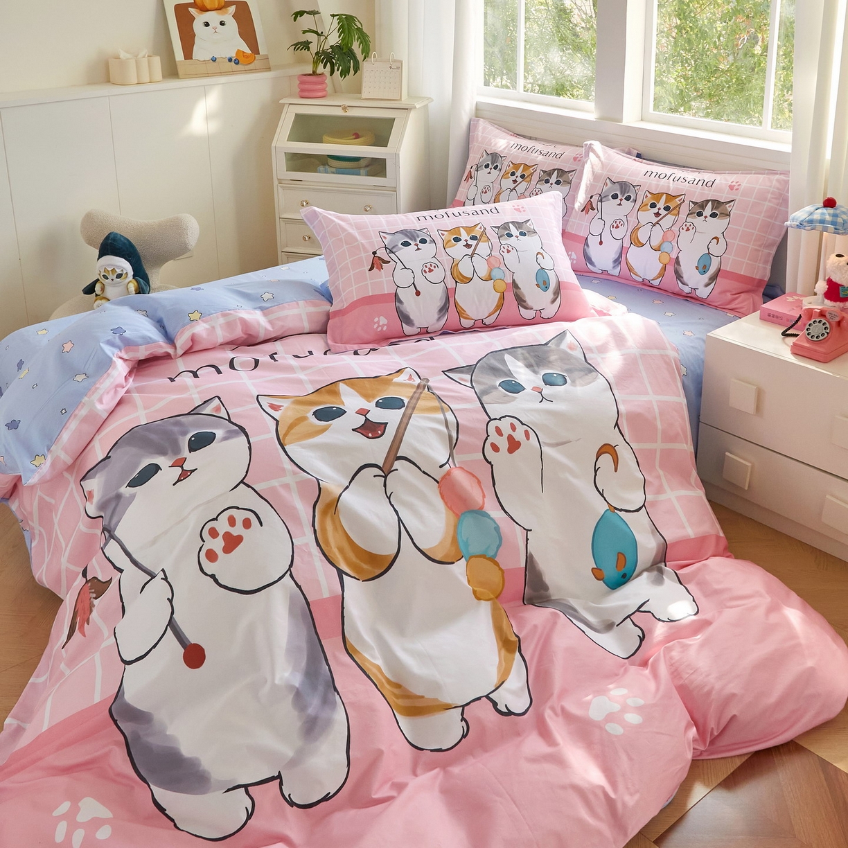 91家纺网 家纺一手货源 找家纺 蘭菲家纺 2026新款全棉大版鲨鱼猫套件-猫福系列四件套 珊迪逛街-猫福系列