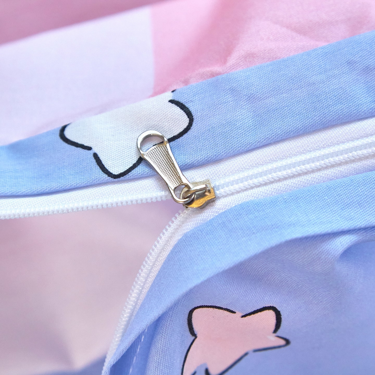 91家纺网 家纺一手货源 找家纺 蘭菲家纺 2026新款全棉大版鲨鱼猫套件-猫福系列四件套 水果珊迪-猫福.系列