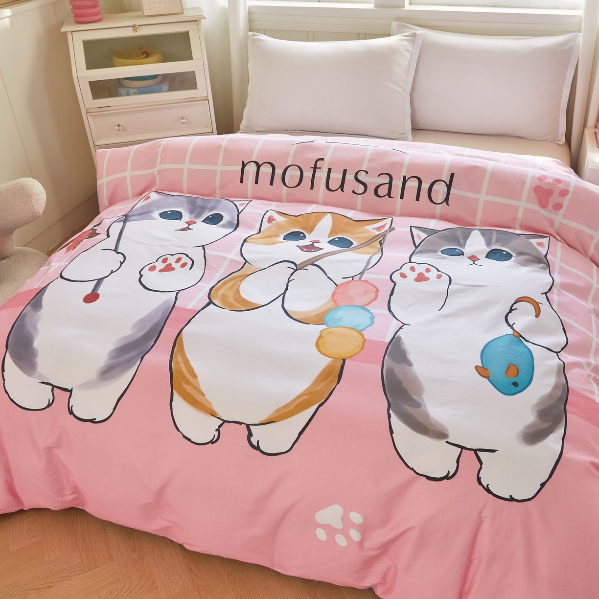 91家纺网 家纺一手货源 找家纺 蘭菲家纺 2026新款全棉大版鲨鱼猫套件-猫福系列单被套 珊迪逛街-猫福系列