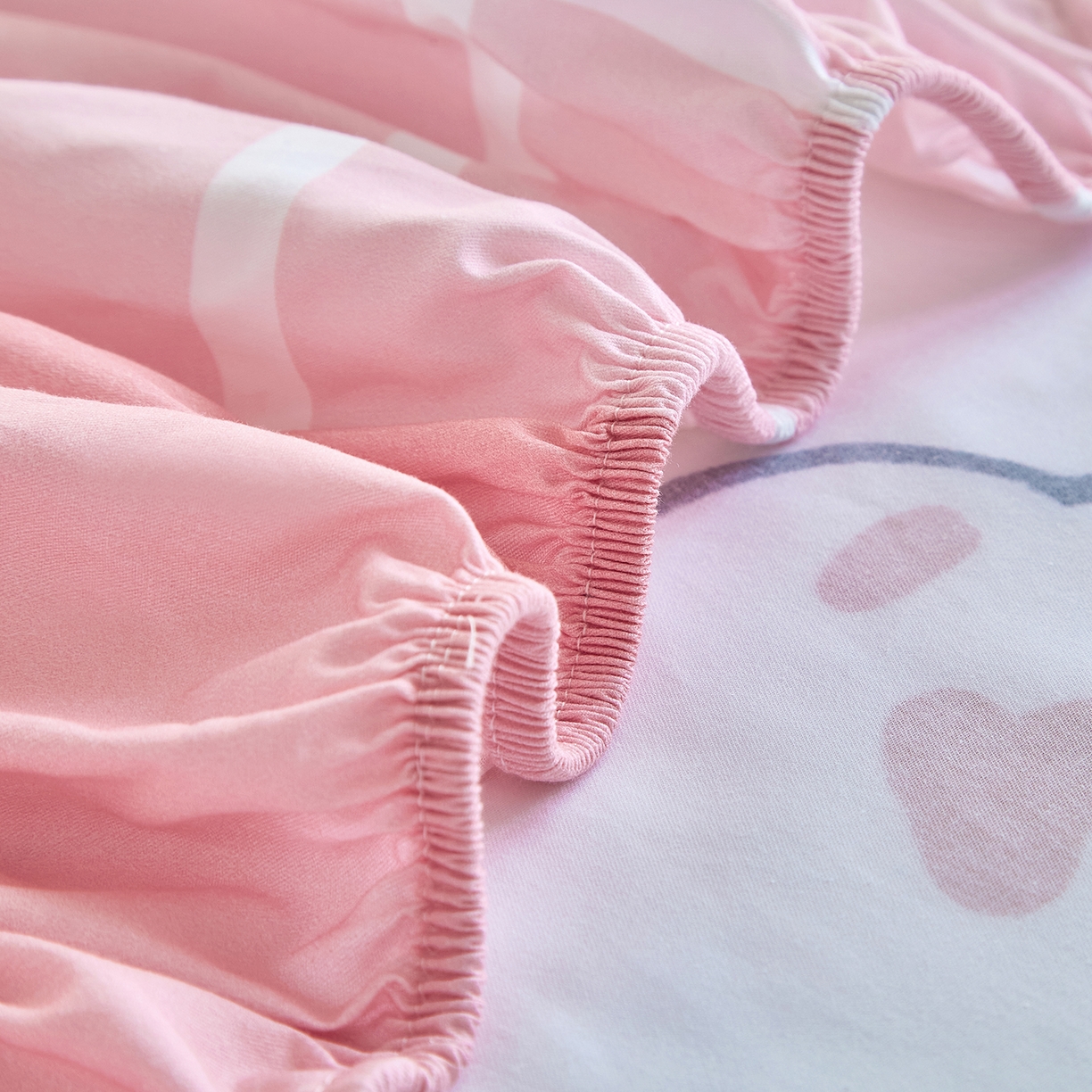 91家纺网 家纺一手货源 找家纺 蘭菲家纺 2026新款全棉大版鲨鱼猫套件-猫福系列单床笠 珊迪逛街