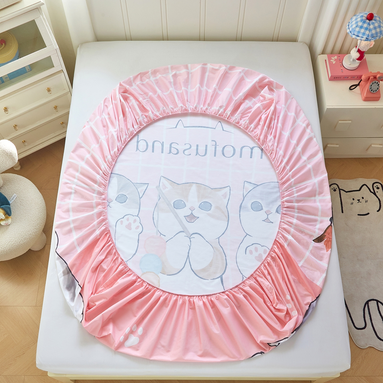 91家纺网 家纺一手货源 找家纺 蘭菲家纺 2026新款全棉大版鲨鱼猫套件-猫福系列单床笠 珊迪逛街