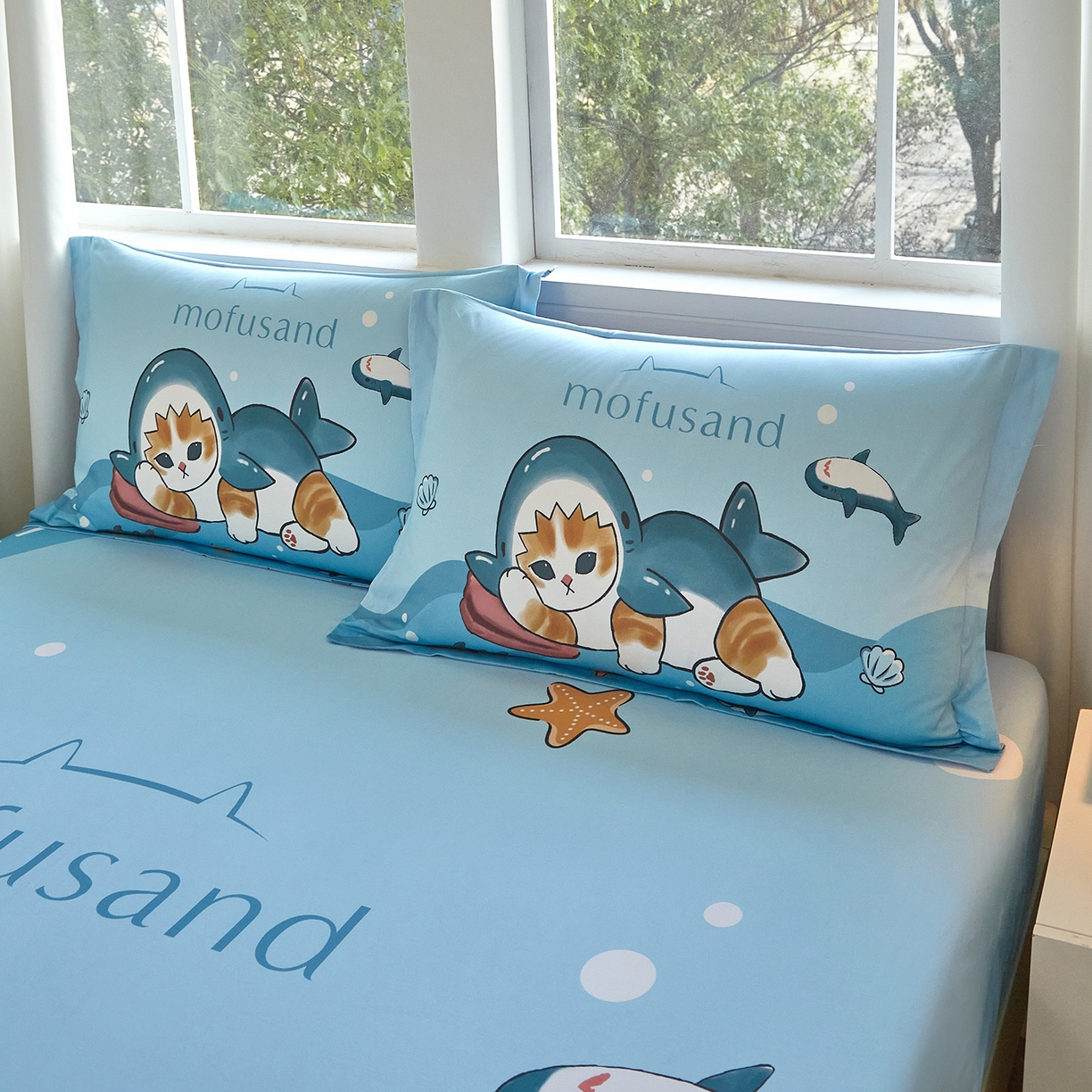 91家纺网 家纺一手货源 找家纺 蘭菲家纺 2026新款全棉大版鲨鱼猫套件-猫福系列单床笠 珊迪沙滩季