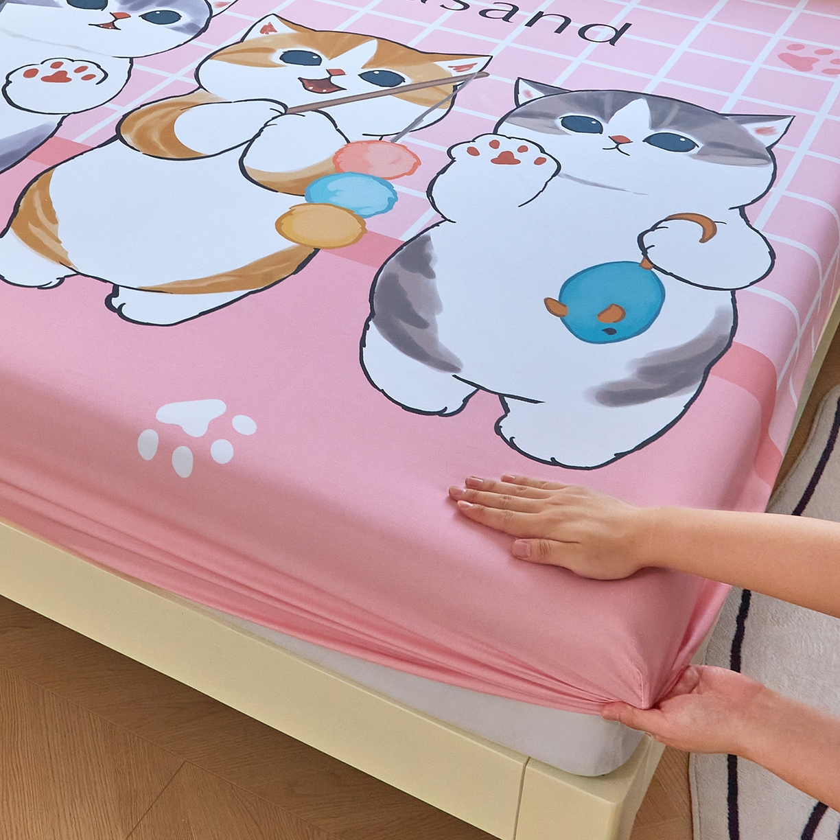 91家纺网 家纺一手货源 找家纺 蘭菲家纺 2026新款全棉大版鲨鱼猫套件-猫福系列单床笠 珊迪逛街