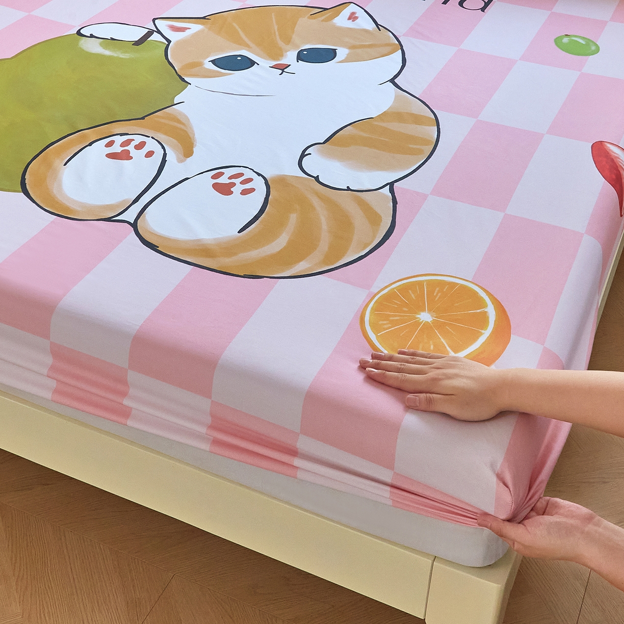 91家纺网 家纺一手货源 找家纺 蘭菲家纺 2026新款全棉大版鲨鱼猫套件-猫福系列单床笠 水果珊迪