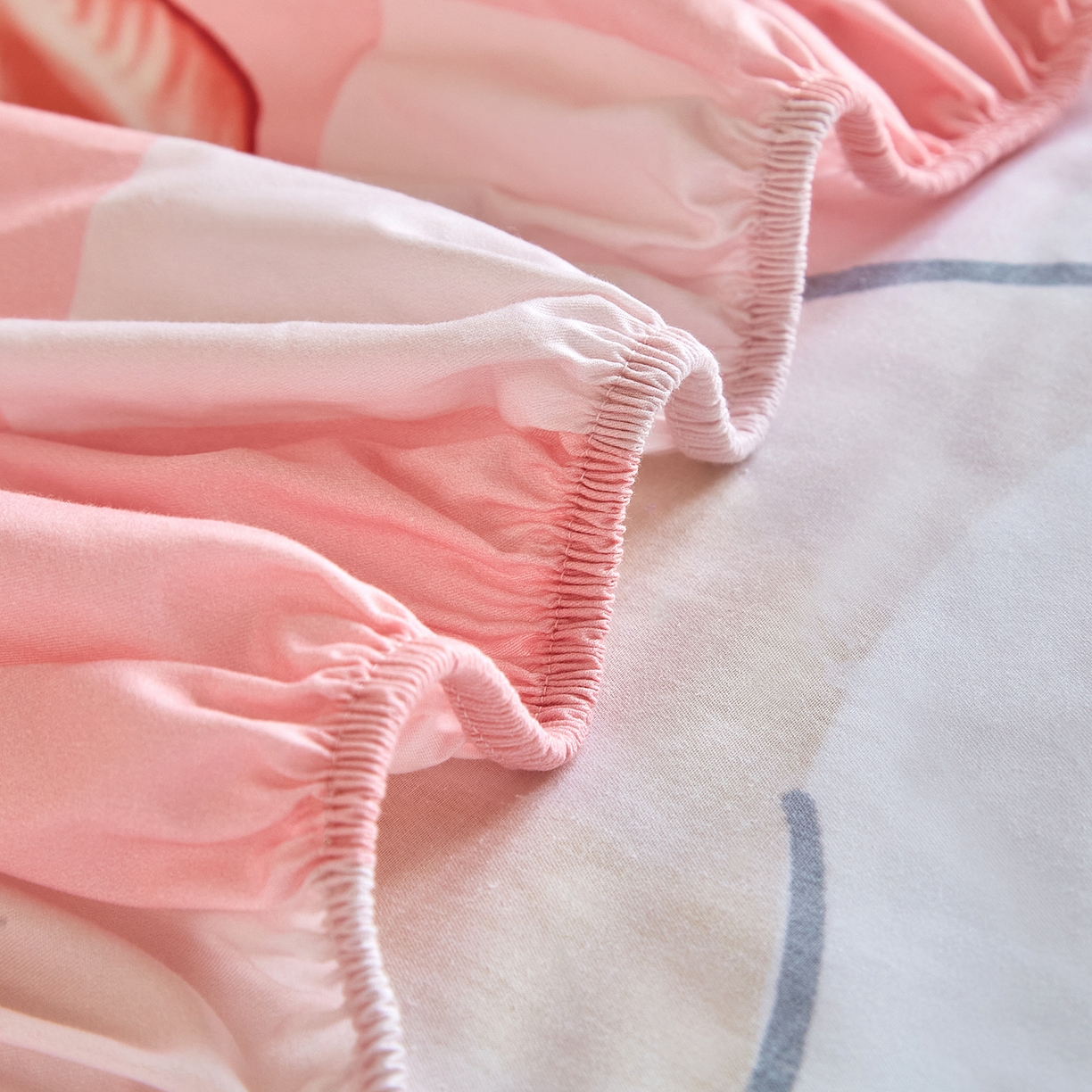 91家纺网 家纺一手货源 找家纺 蘭菲家纺 2026新款全棉大版鲨鱼猫套件-猫福系列单床笠 水果珊迪