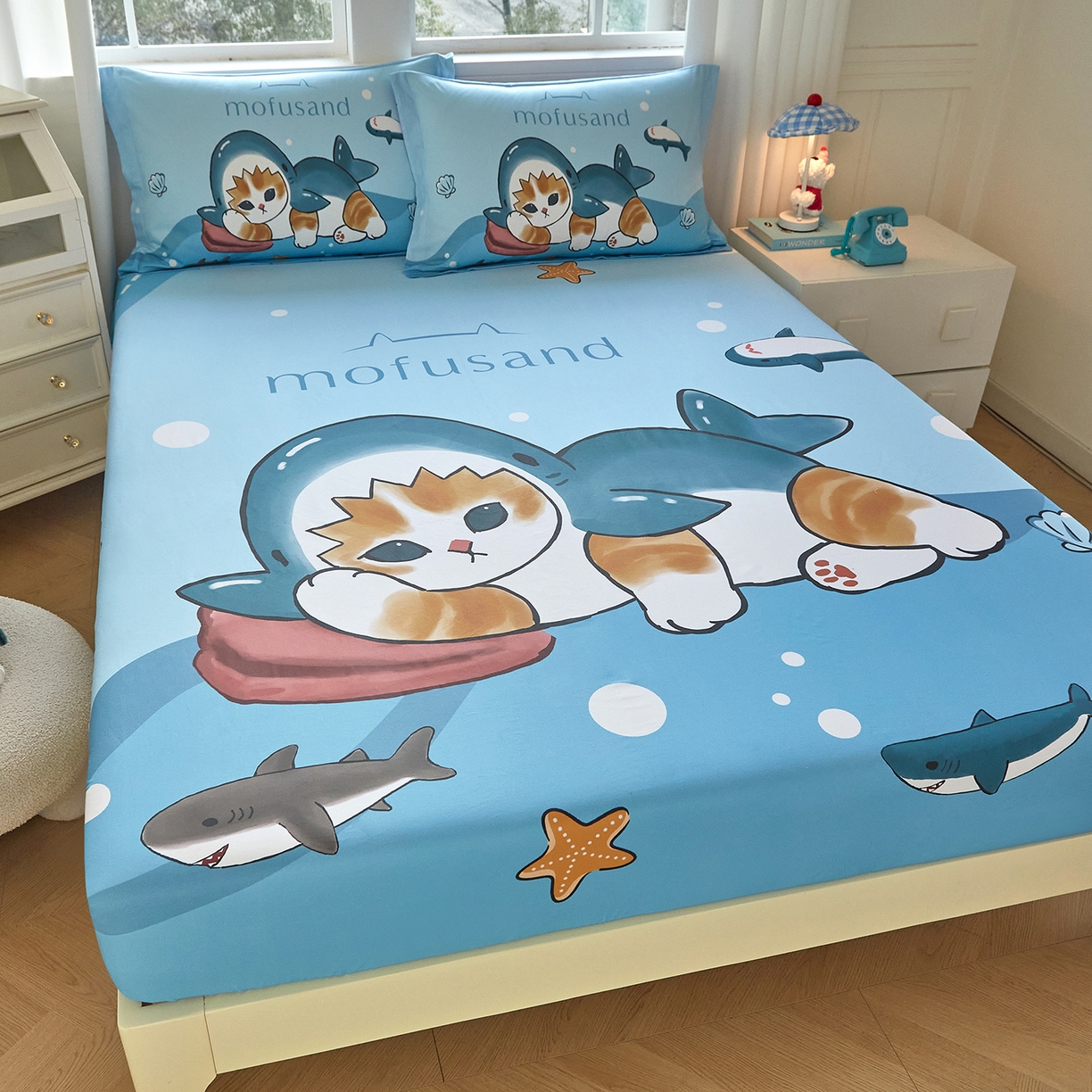 91家纺网 家纺一手货源 找家纺 蘭菲家纺 2026新款全棉大版鲨鱼猫套件-猫福系列单床笠 珊迪沙滩季