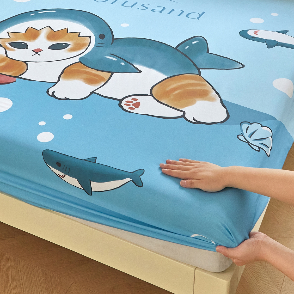 91家纺网 家纺一手货源 找家纺 蘭菲家纺 2026新款全棉大版鲨鱼猫套件-猫福系列单床笠 珊迪沙滩季